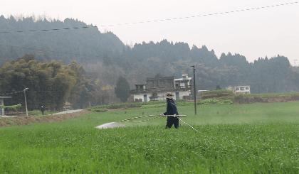 疫情防控和农机春耕两不误,抗疫春耕两不误安全保电到田间
