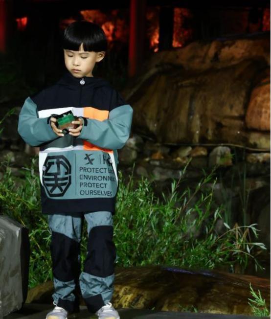 易烊千玺弟弟走秀完整版,易烊千玺弟弟走秀视频