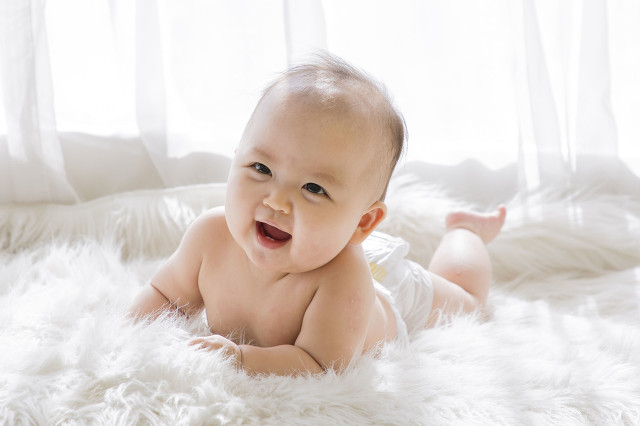 宝宝吐奶怎么办教你一招轻松搞定,宝宝吐奶先别慌妈妈教你几招搞定