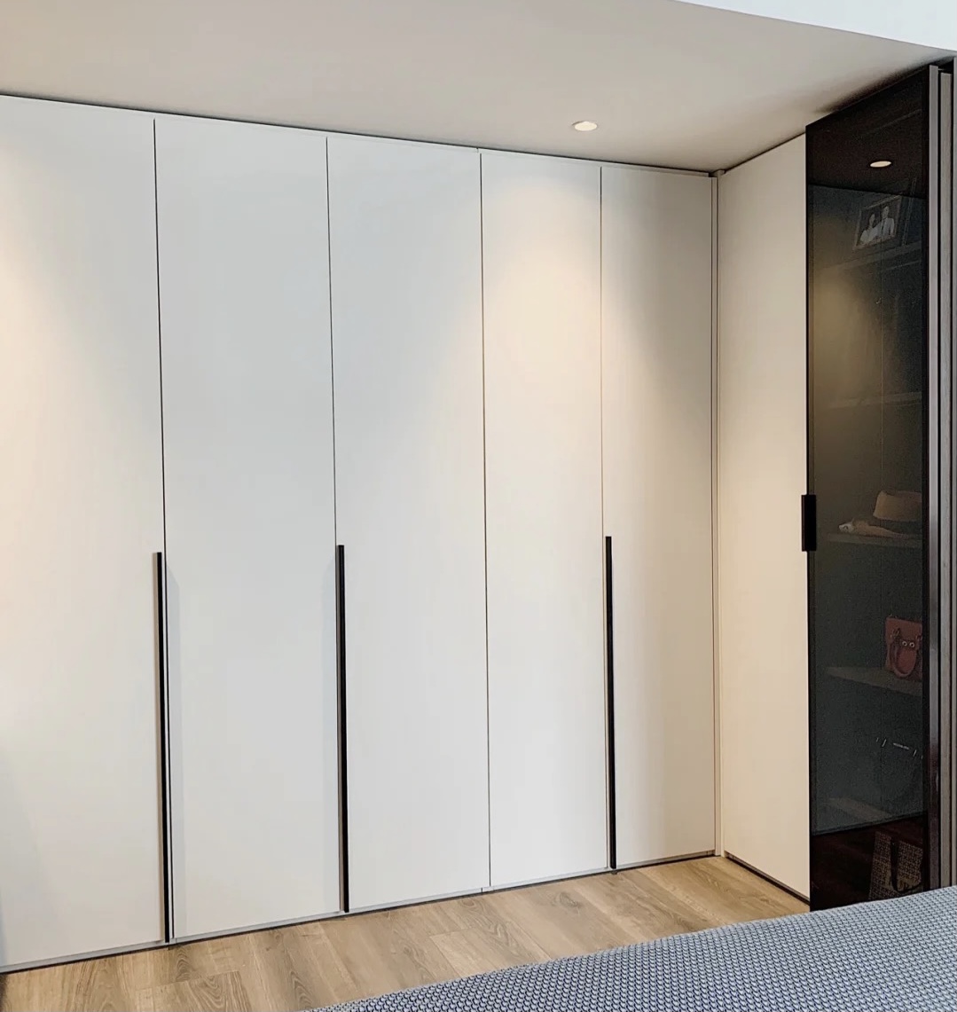 卧室整体定制衣柜与成品衣柜,新房子买成品衣柜还是定制衣柜