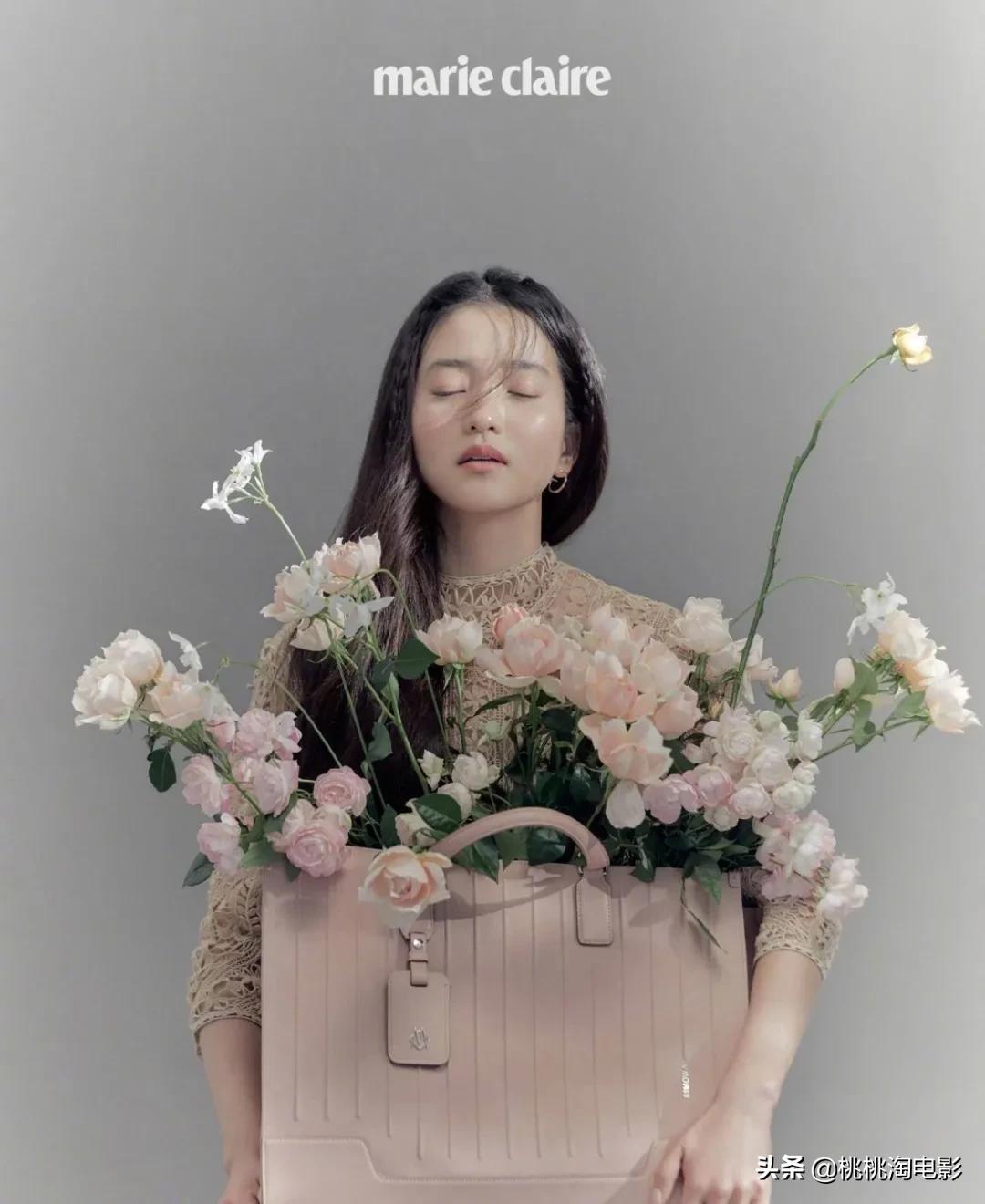 金泰梨杂志写真图文,女星金泰梨穿圣诞小鹿装跳舞