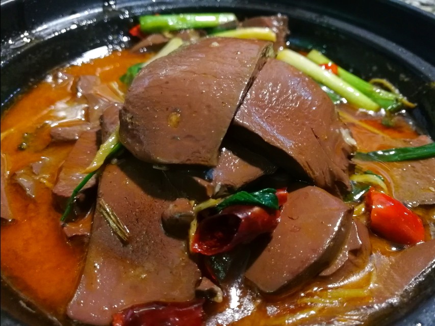 深夜郑州8男2女躲在花园路北环桥头,吃丹江翘嘴鲌,喝方城木瓜酒