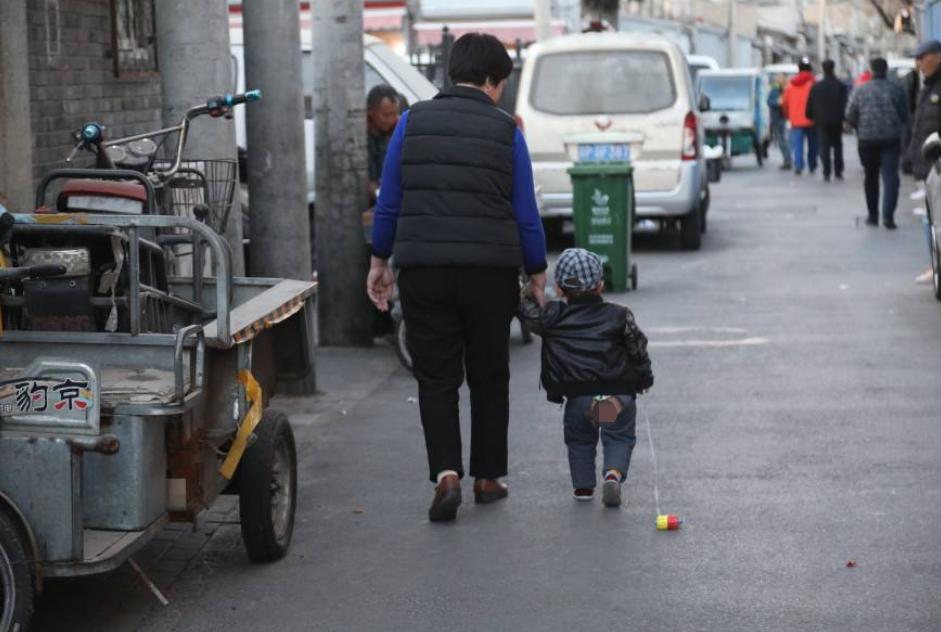 孩子玩滑滑梯屁股被烫伤,孩子玩滑梯摔了屁股
