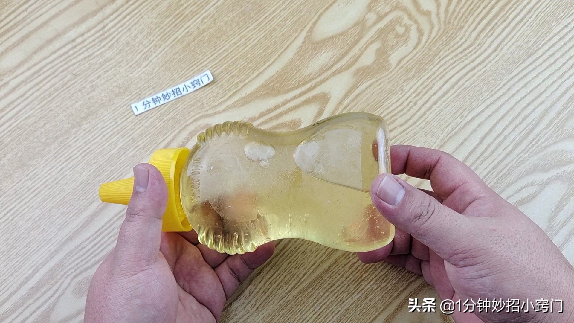 把蜂蜜倒过来,如何将蜂蜜放到冰箱鉴别蜂蜜真假