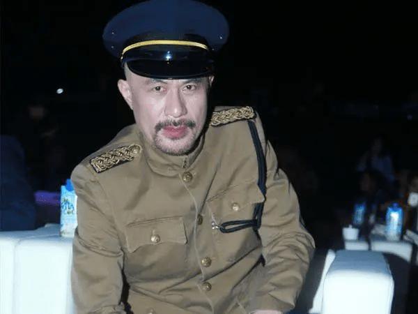 他被誉为“风月片”教父，拦截训练中的女兵，直言：我们结婚吧