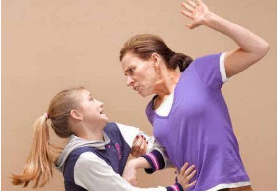 女儿发烧一个劲告诉妈妈屋里有人,11岁孩子发烧胡言乱语