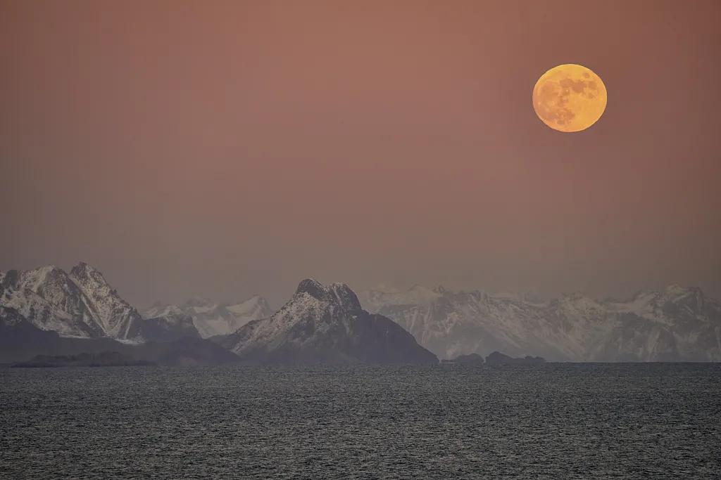 月亮是个很美好的东西,月亮是我最宝贵的东西