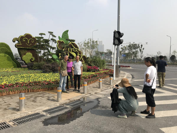 百花齐放迎盛世华夏崛起在今朝,花团锦簇万众瞩目
