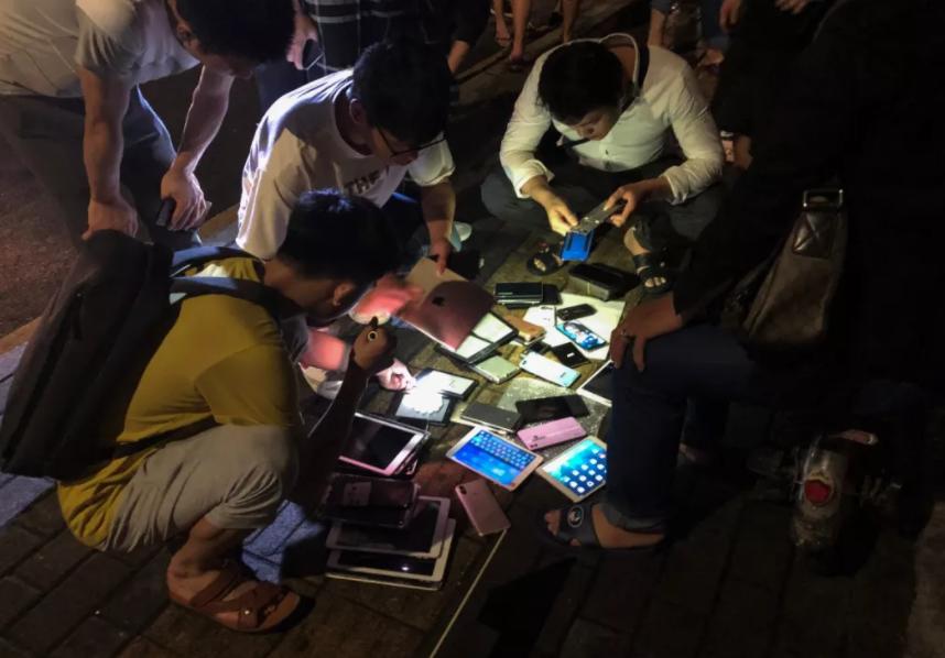 无数男人向往的华强北电子街,怎么变成了“女人的天堂”?