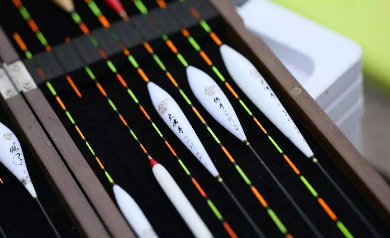 芦苇浮漂和纳米浮漂哪个钓鲢鳙好,纳米浮漂和芦苇浮漂钓黑坑的区别