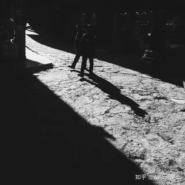 黑白照片变彩色是原来的颜色吗,为什么一点黑白照片就能变成彩色