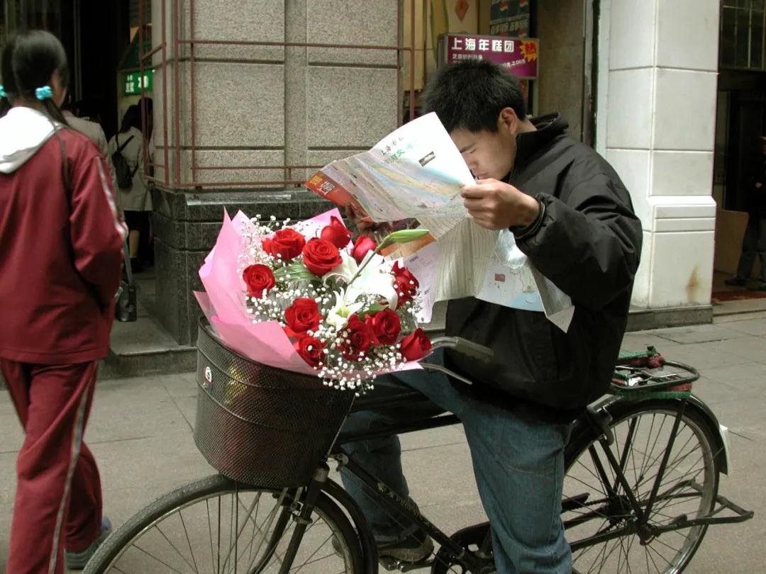 这张地图从上海人家里消失了，但愿我们还记得这项出门技能