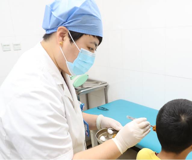 学生扫雪被同学意外铲伤怎么办,学生在学校扫雪意外受伤谁负责