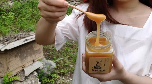 气温25度蜂蜜结晶吗,气温低蜂蜜变成固体