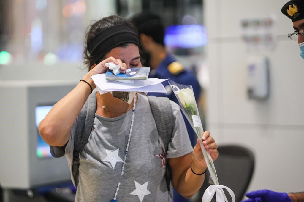 迪拜机场用鲜花欢迎黎巴嫩旅客,黎巴嫩乘客收到白玫瑰和一封信