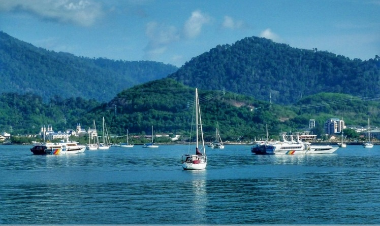 和尚纹头抽烟，男厕挂仨*旗国**女厕却无，游客表示：这个国家好奇怪