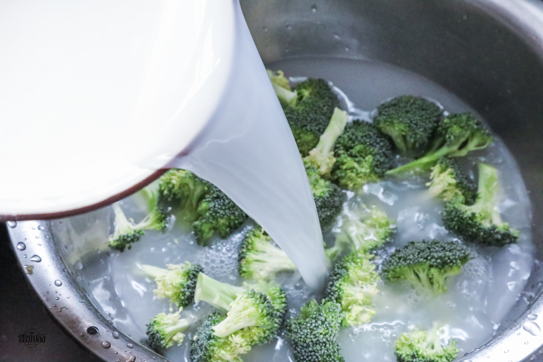 西兰花怎么洗才能使虫卵变白,清洗西兰花有哪些注意事项