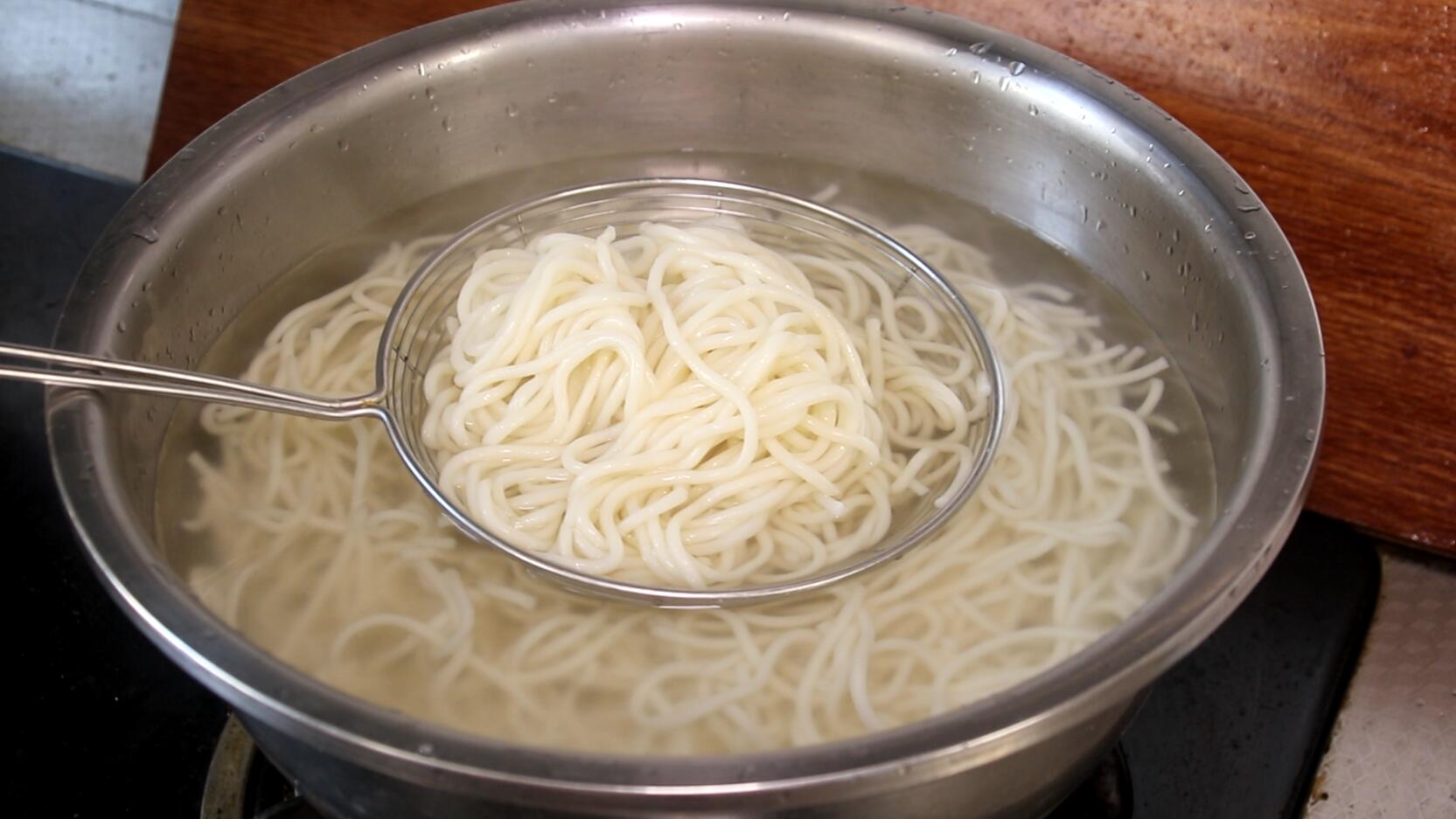 炸酱面只用甜面酱的做法,炸酱面用黄豆酱还是甜面酱好吃