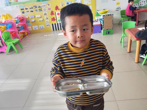 小孩子上幼儿园后瘦了变得粘人,孩子上幼儿园一个月瘦了十斤