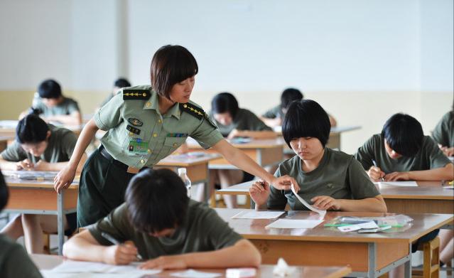 大学当兵报地方还是学校名额好,女艺术专科当兵大一好还是大二好