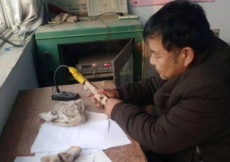 抗疫战斗党旗飘扬,抗击疫情坚守岗位的报道