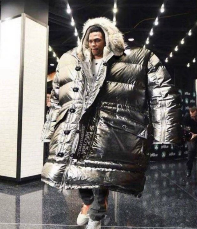 火箭抵达盐湖城，别人都穿羽绒服，保罗不冷吗？卡佩拉最搞笑