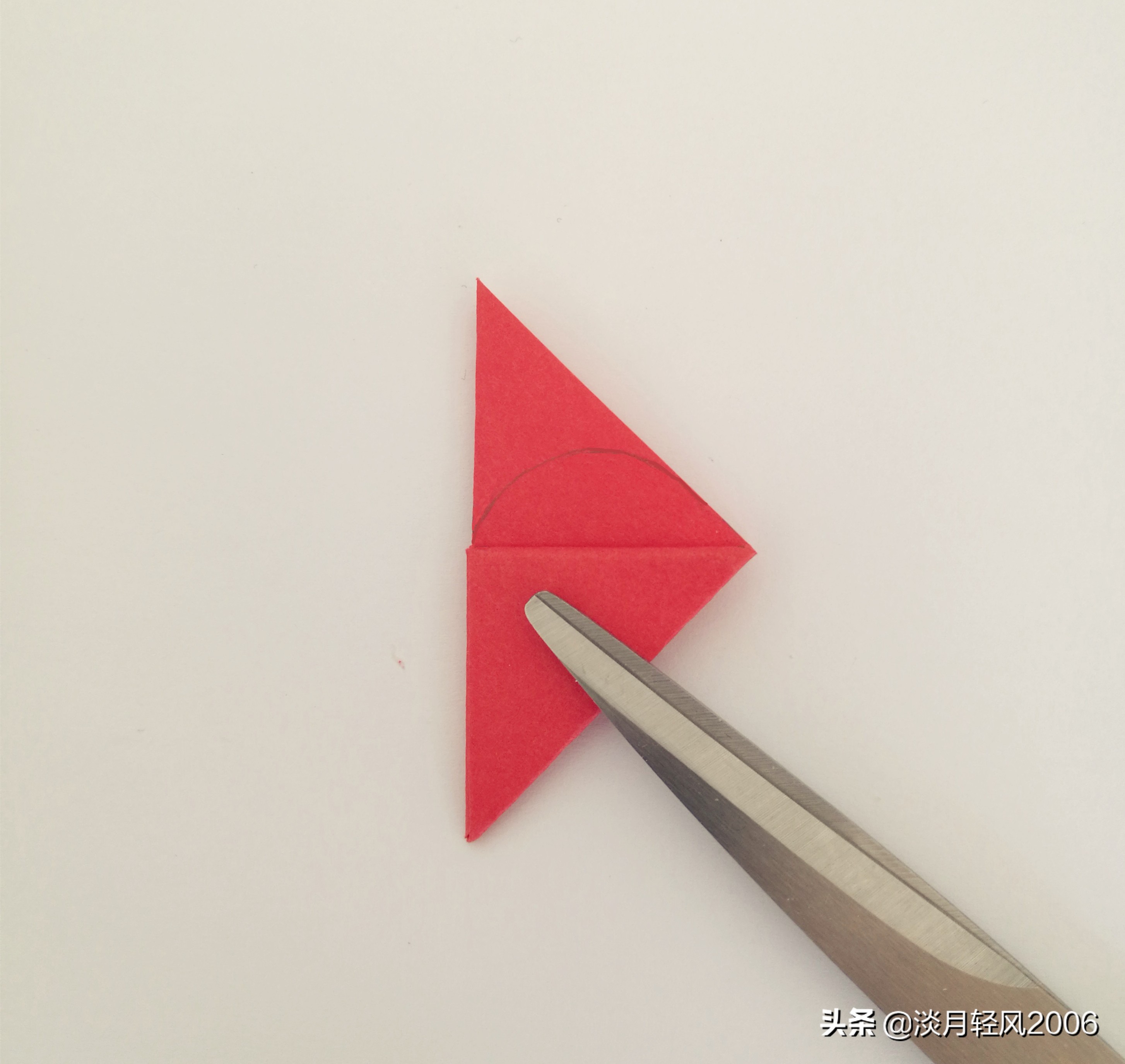 正方形星空卡纸爱心卷轴折法,简单有趣的卡纸折心