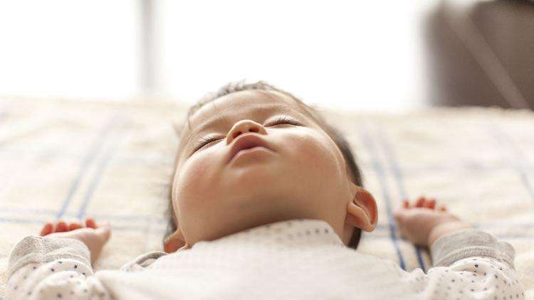 新生儿头发稀少是什么原因引起,新生宝宝头发稀少什么原因