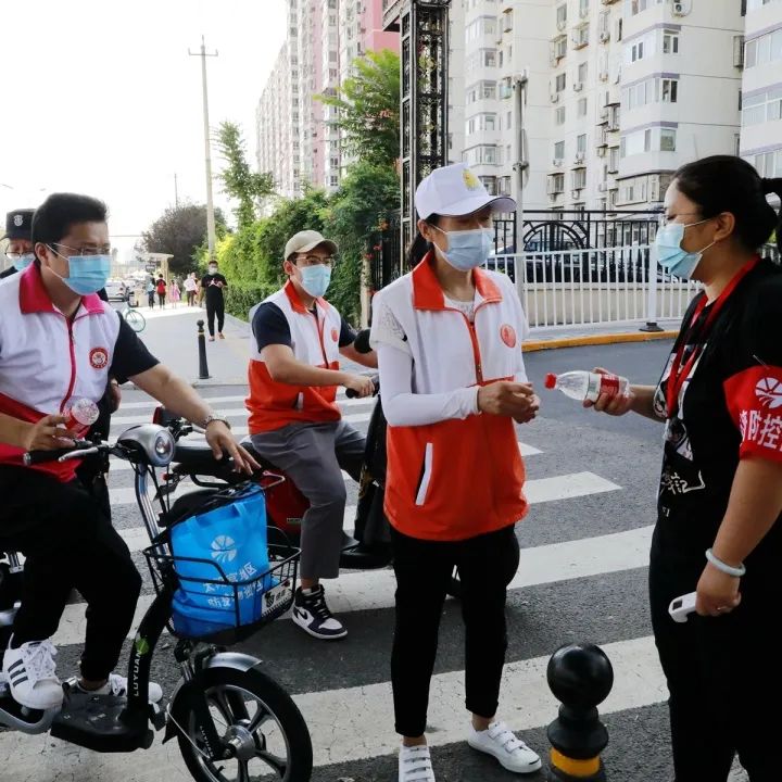 他们坚守在疫情防控一线,防控疫情他们在风雪中坚守