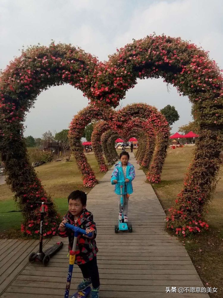 可爱的少妇自拍越来越丰满越来越成熟了