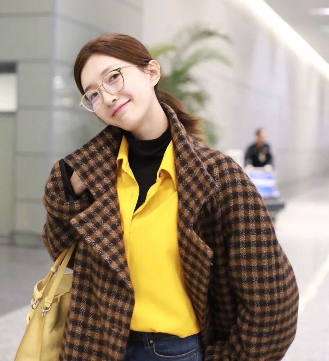 卫衣里的打底衫叠穿推荐,连帽卫衣与圆领毛衣的基础感穿搭