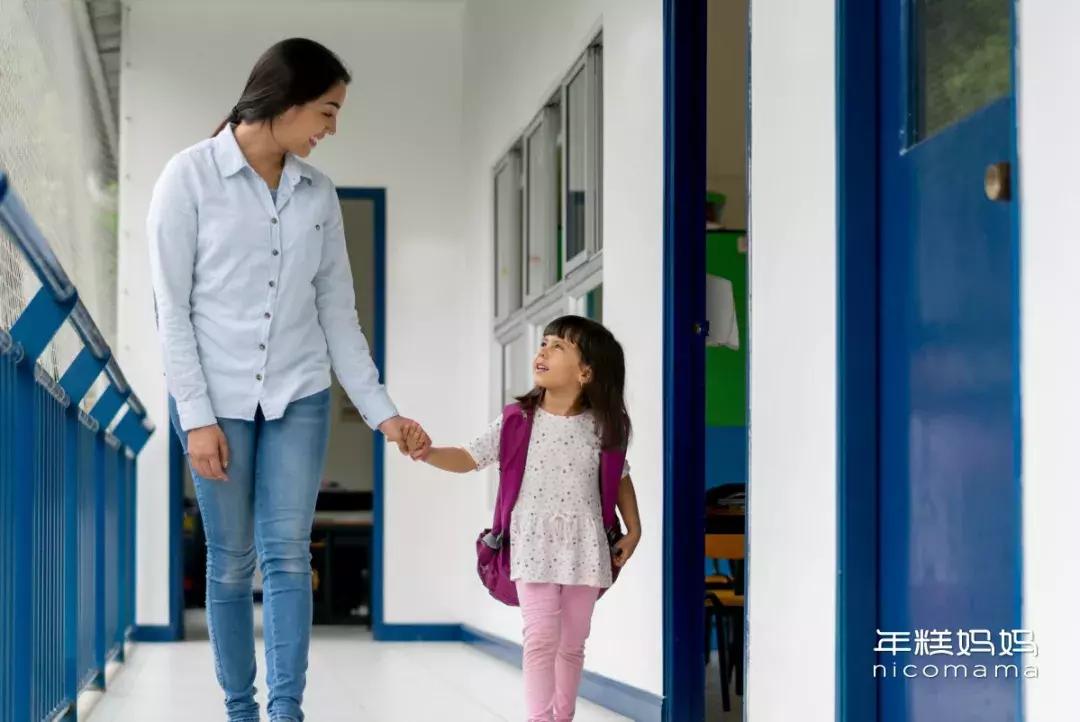 幼儿园老师接受家长送礼,幼儿园第一次家长会讲什么