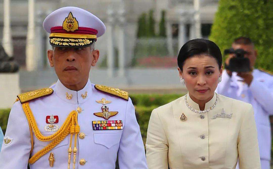 苏提达吃醋了，泰王心动的华裔美女伍伦盼，54岁依然优雅大方