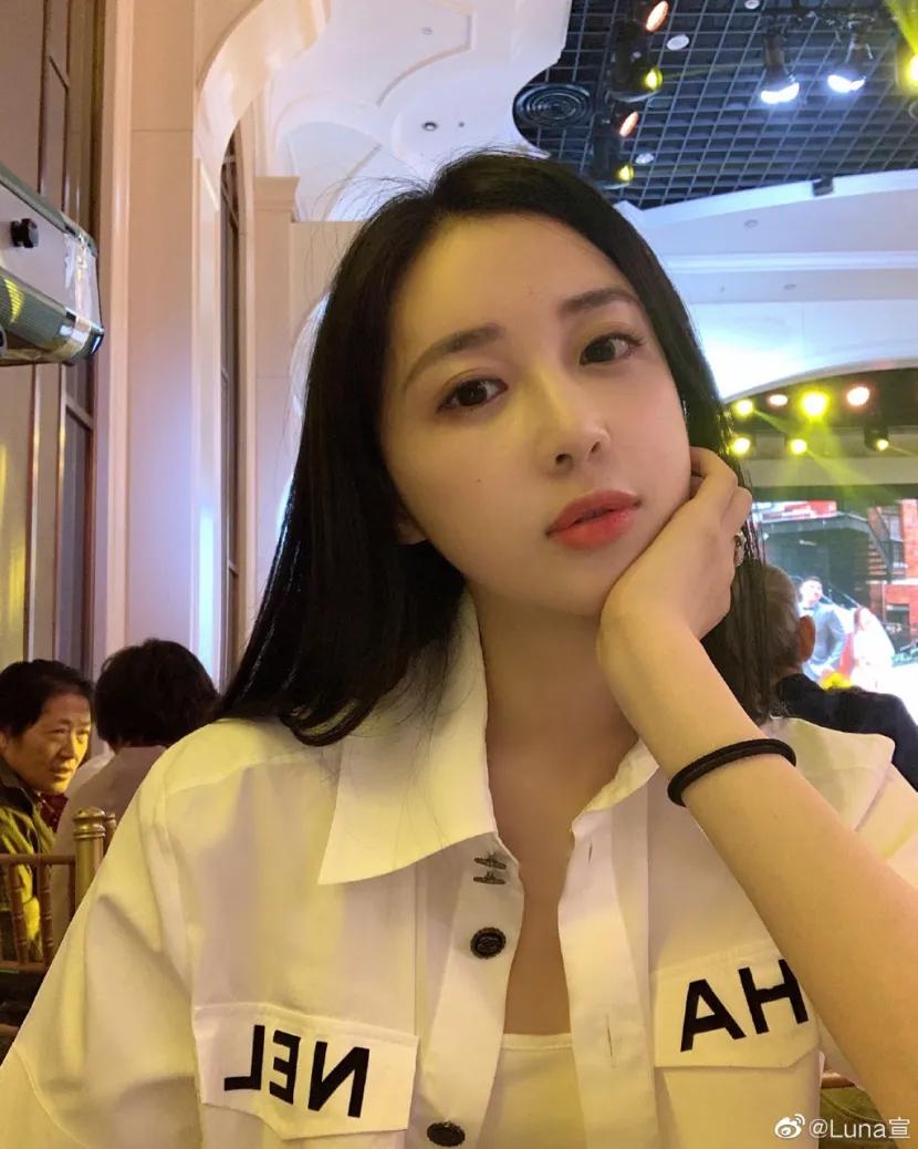 艾小羊：潘玮柏结婚，我更好奇新娘“土甜风”的衣品