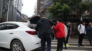 多福路上的女人