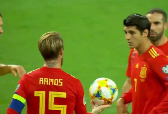 不会进球的后卫不是好前锋？近8场进7球当今最强带刀后卫非他莫属