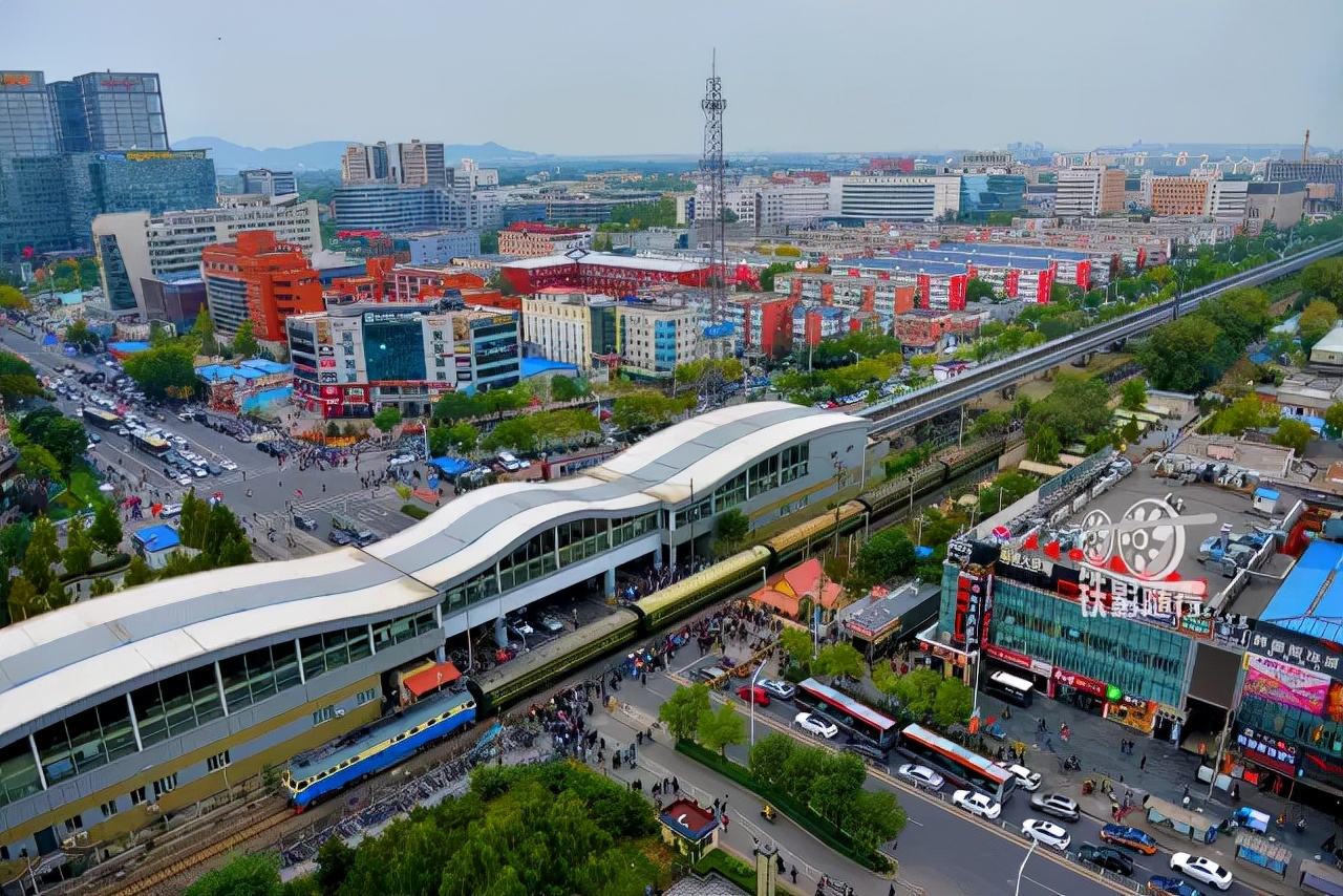 行人车辆请注意火车就要来了,行人车辆请注意火车来了不要抢道