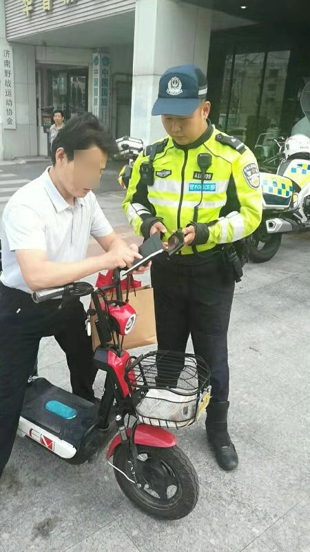 济南闯红灯违章多长时间处理,济南闯左转红灯怎么处罚