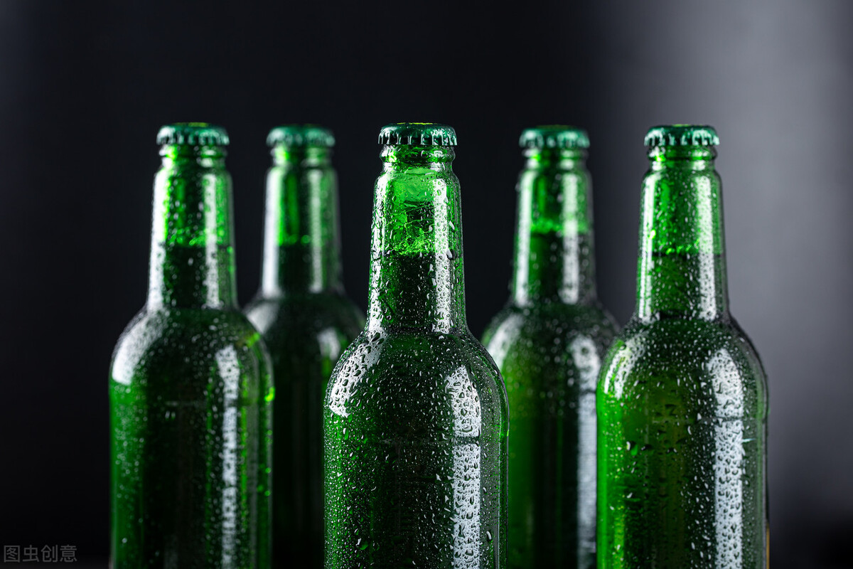 啤酒怎么放冰箱里冷藏好喝,夏天啤酒放水里