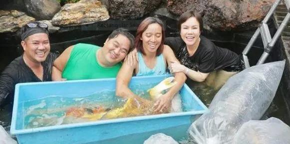 他花50亿建池塘买锦鲤，还以好友的名字为它们命名！