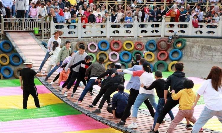 新春打卡重庆香水百合网红艺术节,坐小火车、玩玻璃滑道...