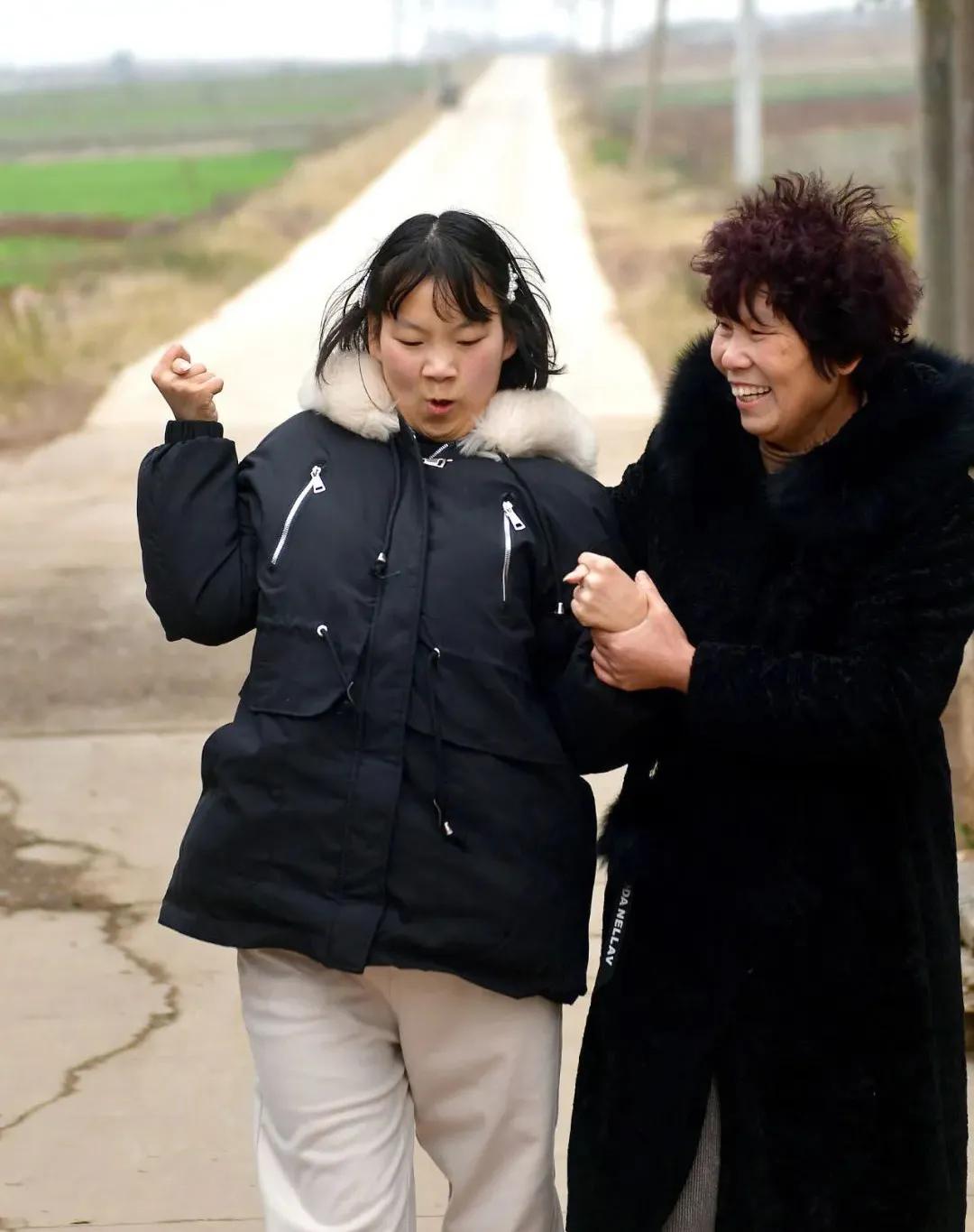 残疾女孩嘴叼木棍，敲出10多部小说：梦想，从不辜负努力的人