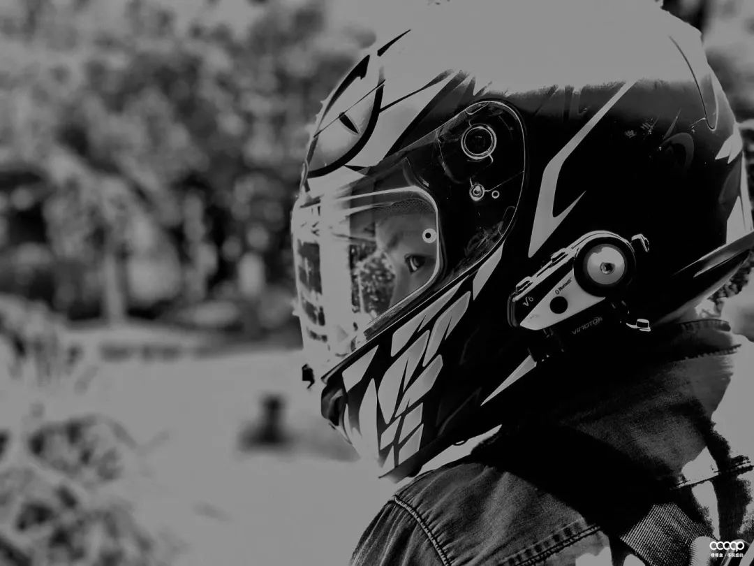 短发超飒小姐姐，玩串儿不贵也精致，骑起车来，帅翻天