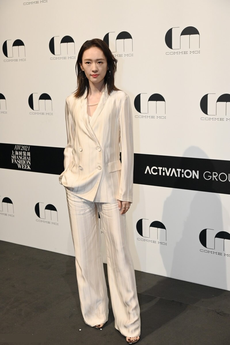 米色裤子怎样搭配才好看,米色裤子如何搭配上衣