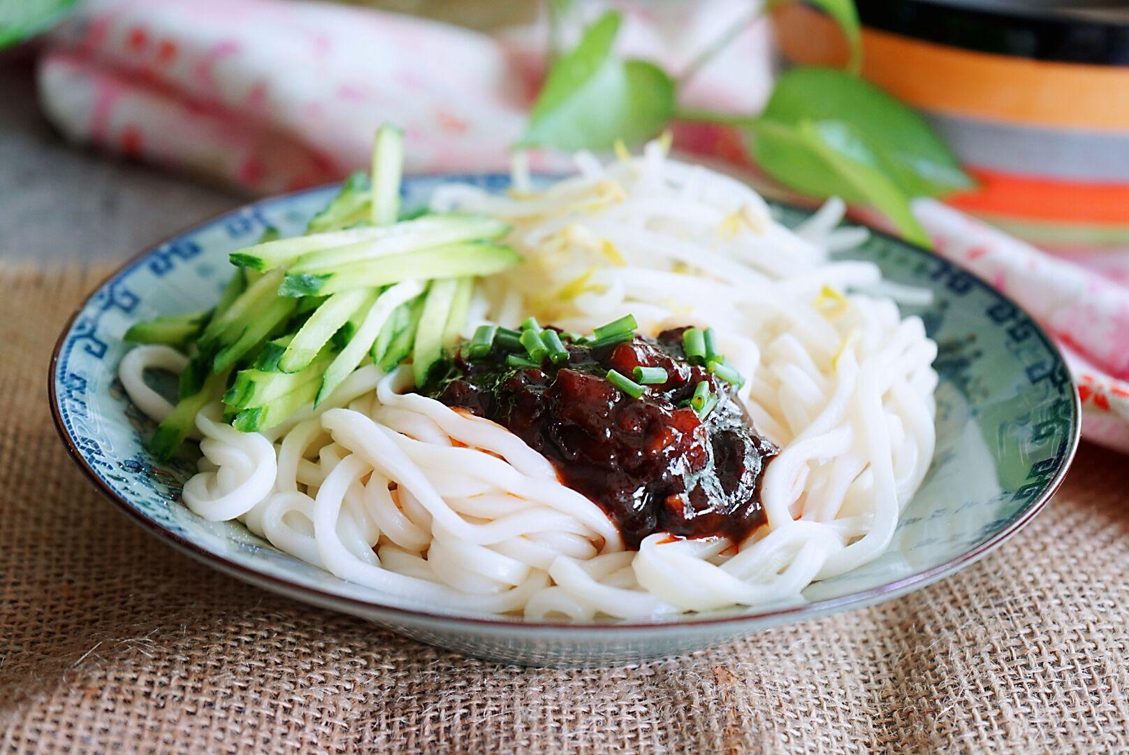 正宗的老炸酱窍门,正宗老北京炸酱可以不放葱吗