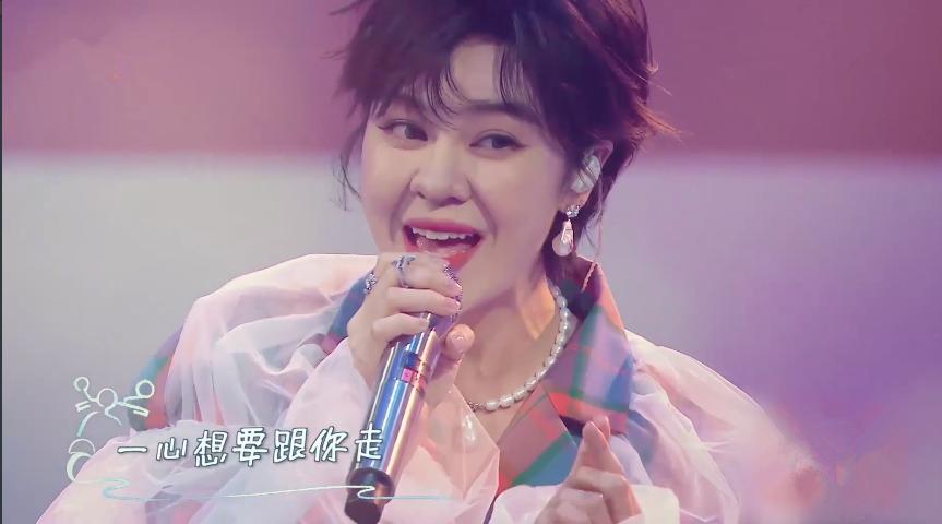 暖心郁可唯唱歌,郁可唯羽绒服蓝色