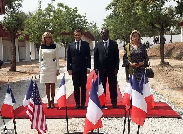 66岁布丽吉特遇对手，64岁科特迪瓦第一夫人牛油果色丝巾成功抢镜