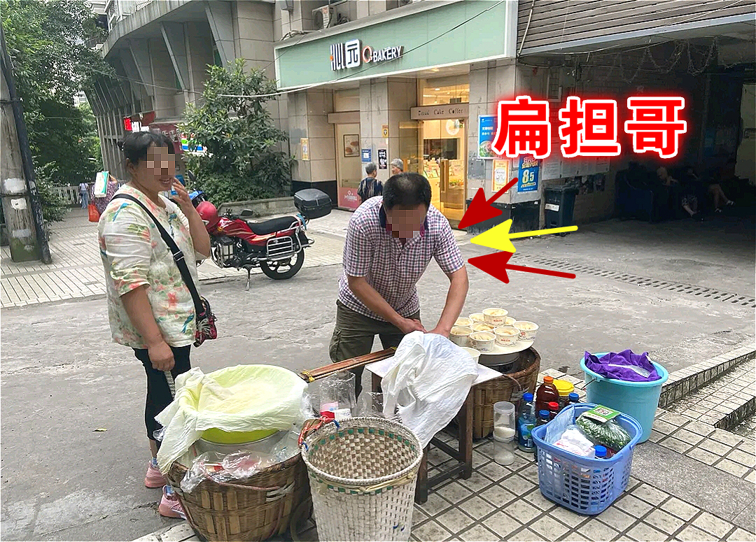 重庆特色路边小吃凉粉,重庆扁担哥挑酸辣粉和豆腐脑