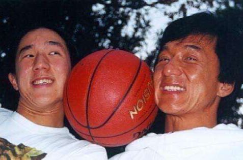 撤侨令后逐客令，成龙儿子房祖名被洗白，刘亦菲“卖人设”遭热议