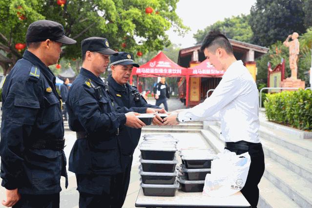 冬日里的温暖传递,冬日的温暖和幸福在彼此间传递